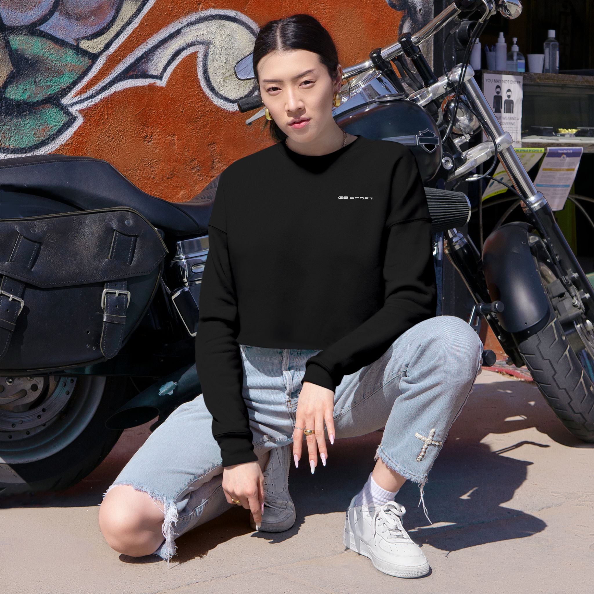 Chic Women's Cropped Sweatshirt - Trendy Style for Casual Outings